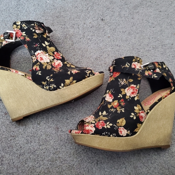 Floral Print Wedges - Picture 1 of 3